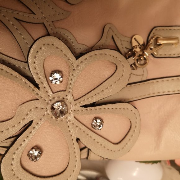 ADORABLE vinatge guess purse 👛 with cute flower 🌸 and crystal details! - Picture 11 of 17